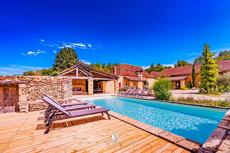 Cottage - Heated pool with sun deck