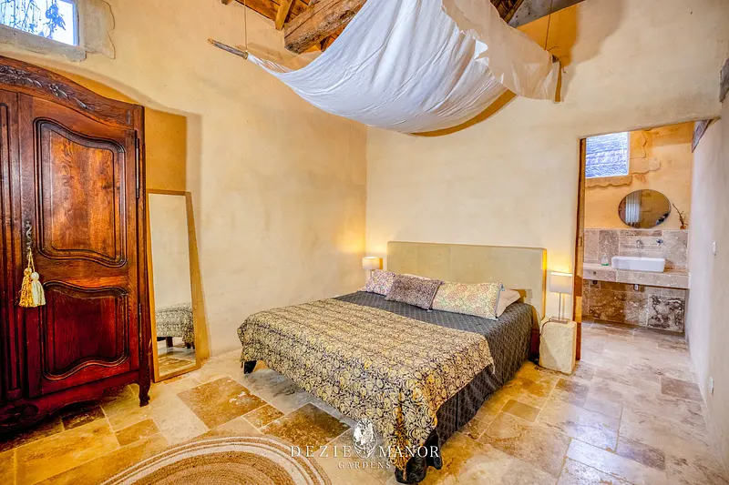 Orangerie - Detached Master En-suite Bedroom