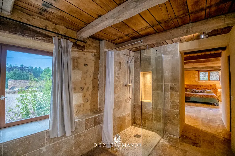 Cottage - Master bedroom en-suite bathroom