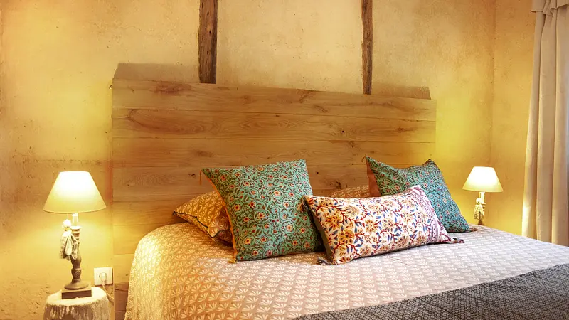 Grange - bedroom bed detail