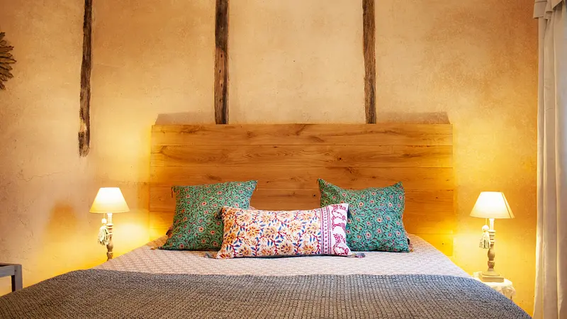 Grange - bedroom head with lamps