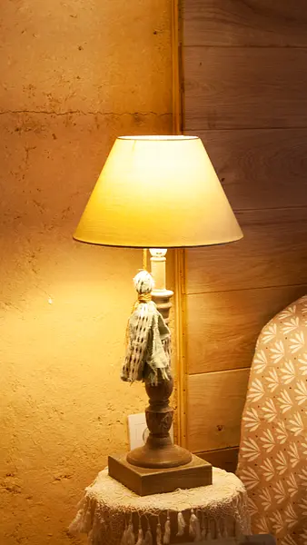 Grange - bedroom lamp detail