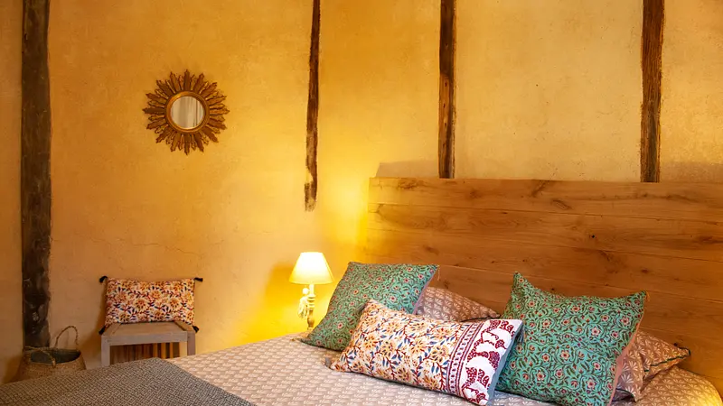 Grange - bedrooms cushions side with mirror